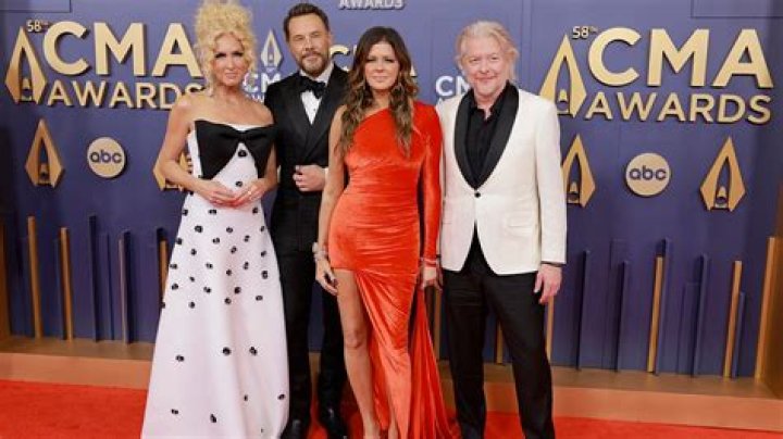 
Jon Pardi’s Wife Summer Debuts Baby Bump on the 2022 CMAs Red Carpet 