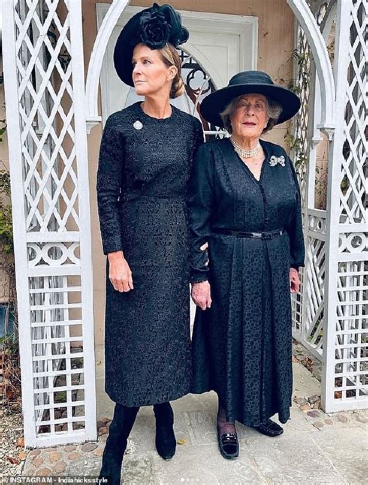 
#news King’s goddaughter India Hicks shares photos of herself in mourning dress before Queen’s funeral #WorldNews 