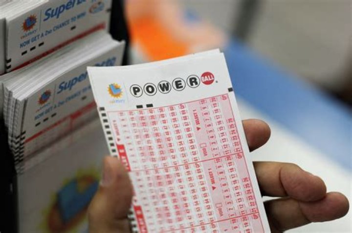
Powerball Grows to Record $1.9B After No Jackpot-Winning Saturday Tickets 
