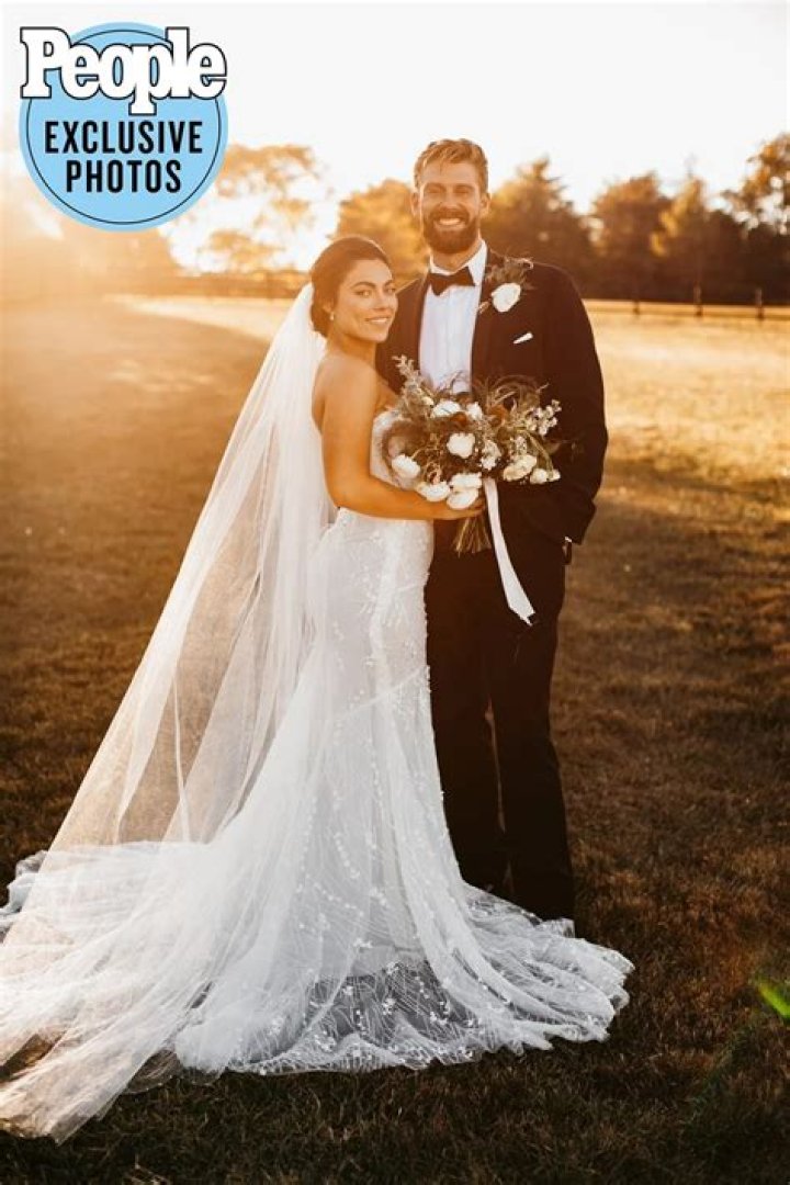
Singer-Songwriter Emily Weisband Marries Dylan Toscano in Star-Studded Ceremony — See the Pics! 
